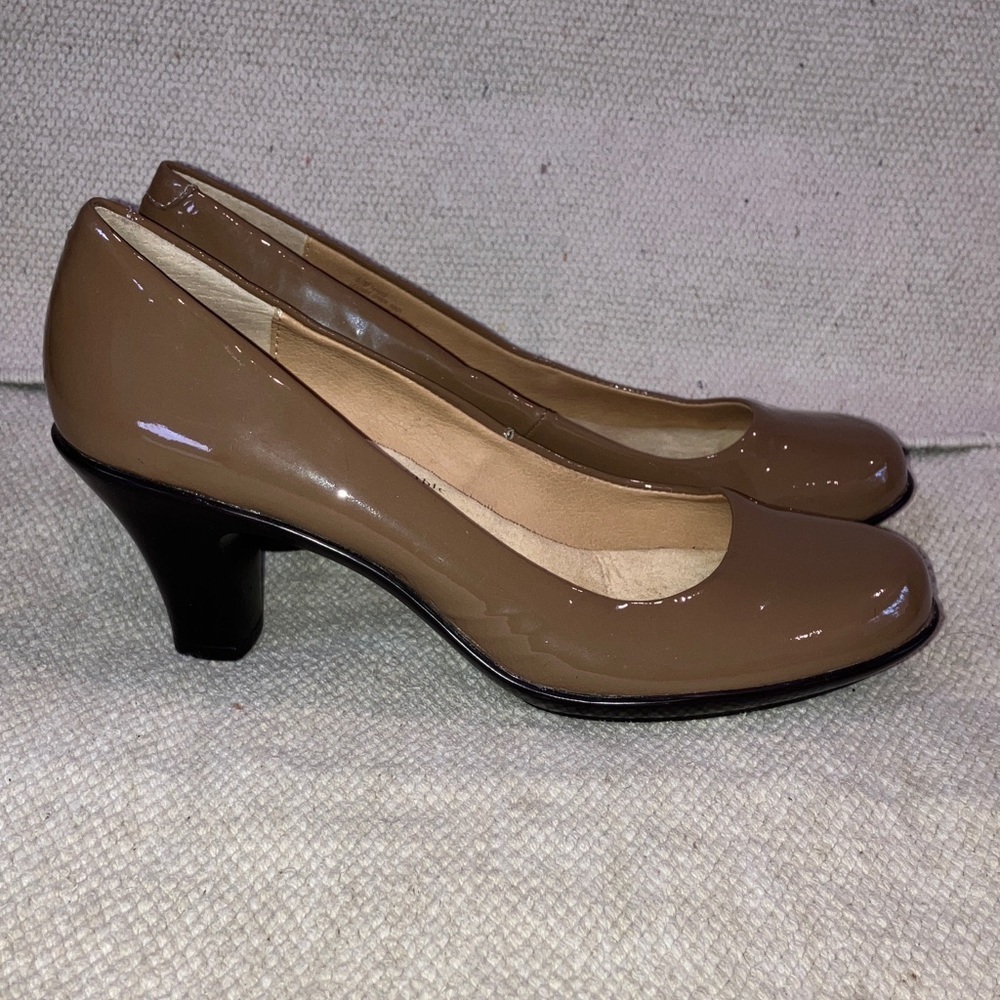 Softspots cushy footbed 6 1/2 wmโs Tan shiny patent leather Heels